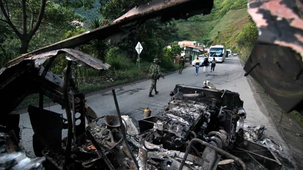 El miedo acompaña a conductores de camiones quemados en carretera de Colombia
