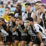 El “once” de Alemania se tapa la boca en protesta contra la FIFA