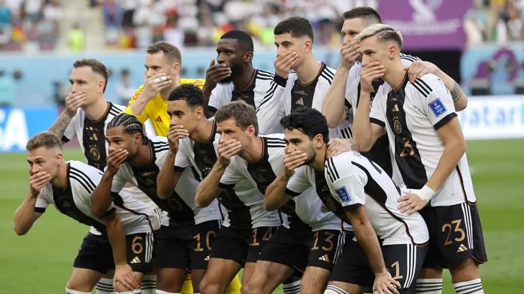 El “once” de Alemania se tapa la boca en protesta contra la FIFA