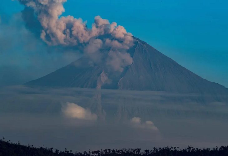 El volcán Sangay exparce una nube de ceniza sobre varias provincias de Ecuador