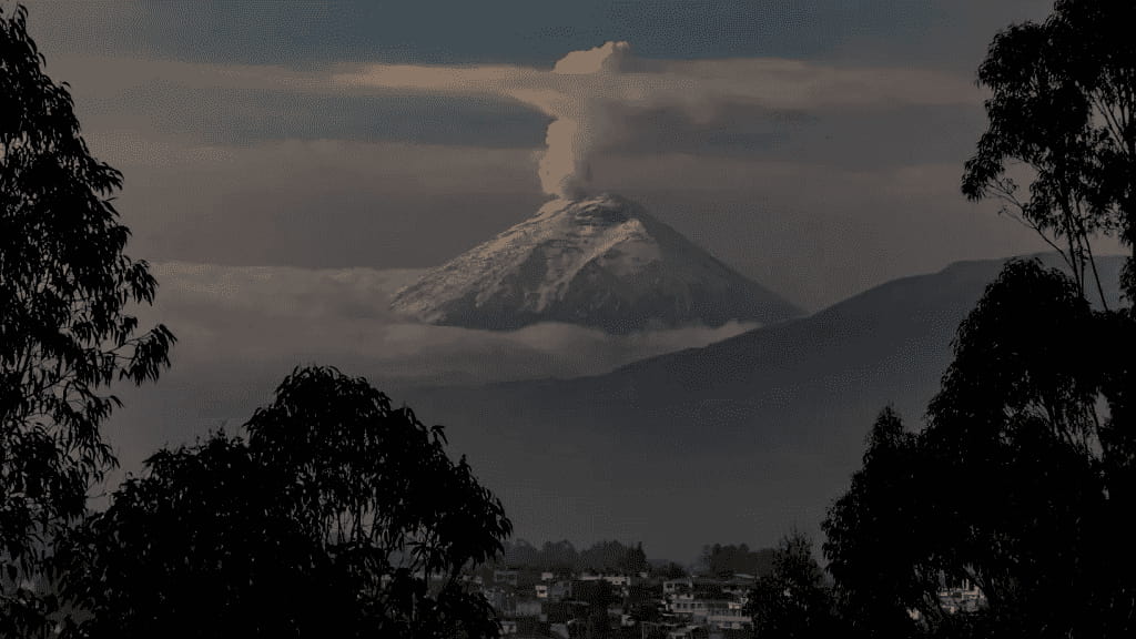 El volcán ecuatoriano Cotopaxi emite columna de gases y vapor de 500 metros