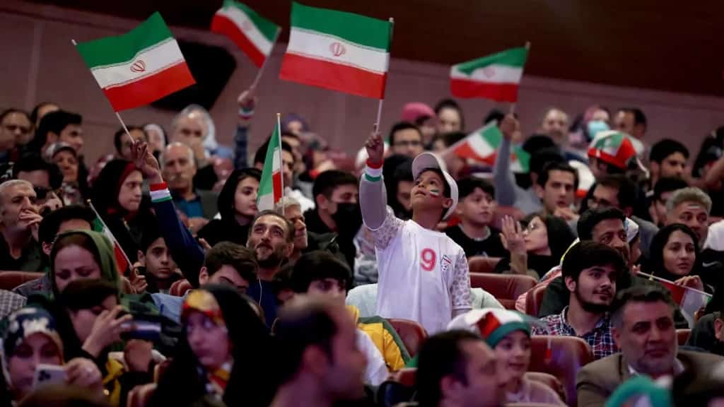 Iraníes reciben la derrota frente a EEUU con gritos contra el Gobierno