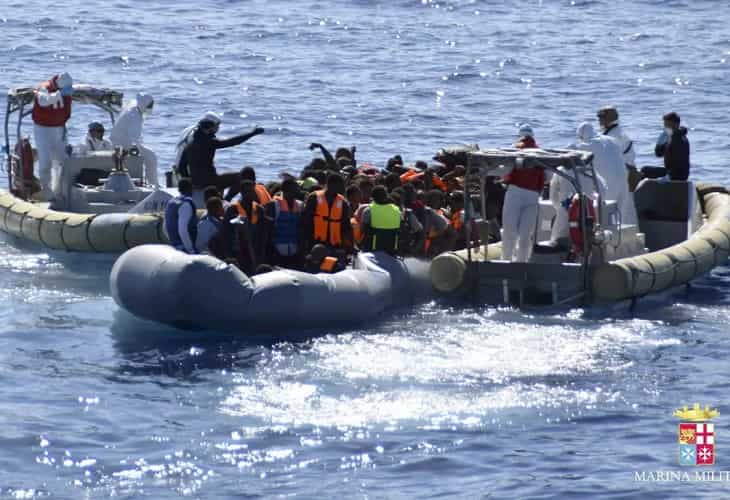 Italia hace un desembarco selectivo de inmigrantes de un barco humanitario