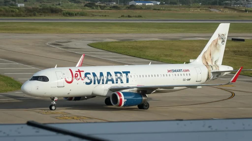 La aerolínea de bajo costo JetSMART pide operar rutas domésticas en Colombia