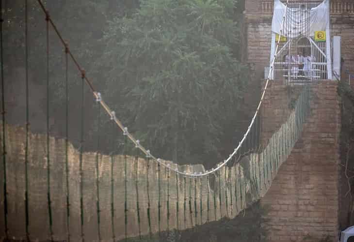 La búsqueda sigue tres días después de la tragedia que mató a 135 personas en la India