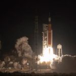 La cápsula Orión roza la Luna y se acerca con éxito a 130 kilómetros
