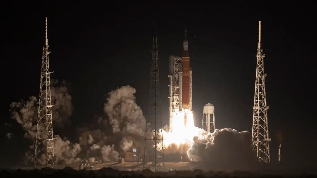 La cápsula Orión roza la Luna y se acerca con éxito a 130 kilómetros