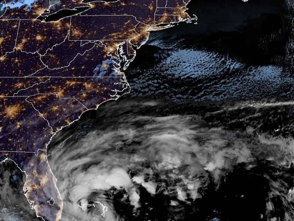 La tormenta Nicole avanza por el centro de Florida rumbo al Golfo de México