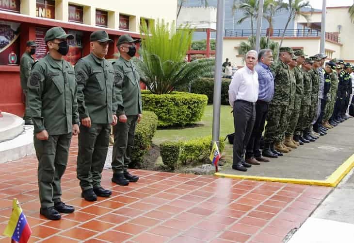 Las Fuerzas Militares de Colombia y Venezuela se reúnen en la frontera