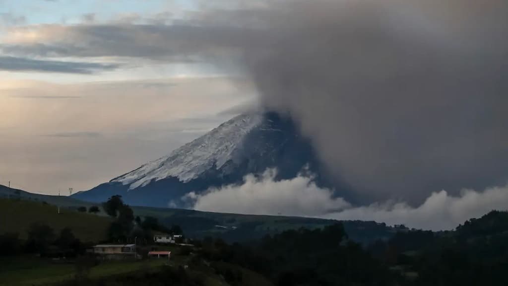 Leve caída de ceniza del volcán Cotopaxi en los cantones Quito y Mejía