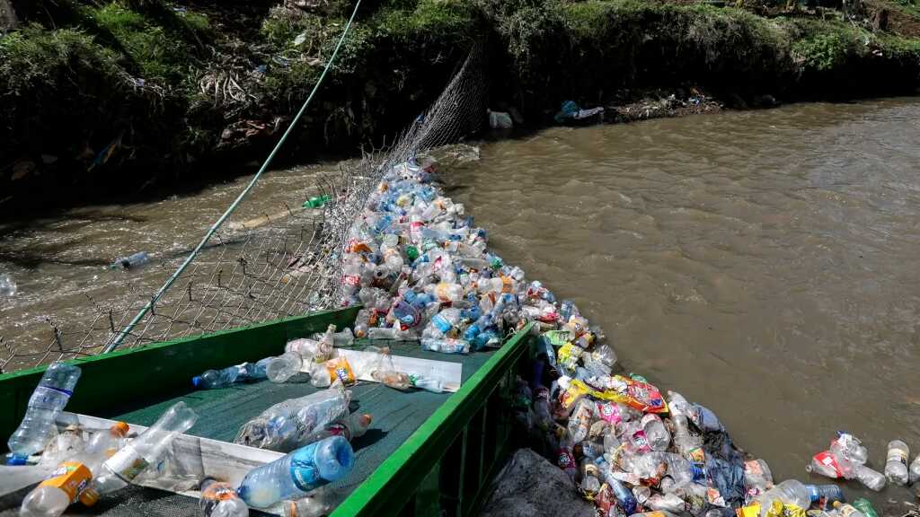 Los emprendedores de Kenia, al rescate de los ríos asfixiados por el plástico