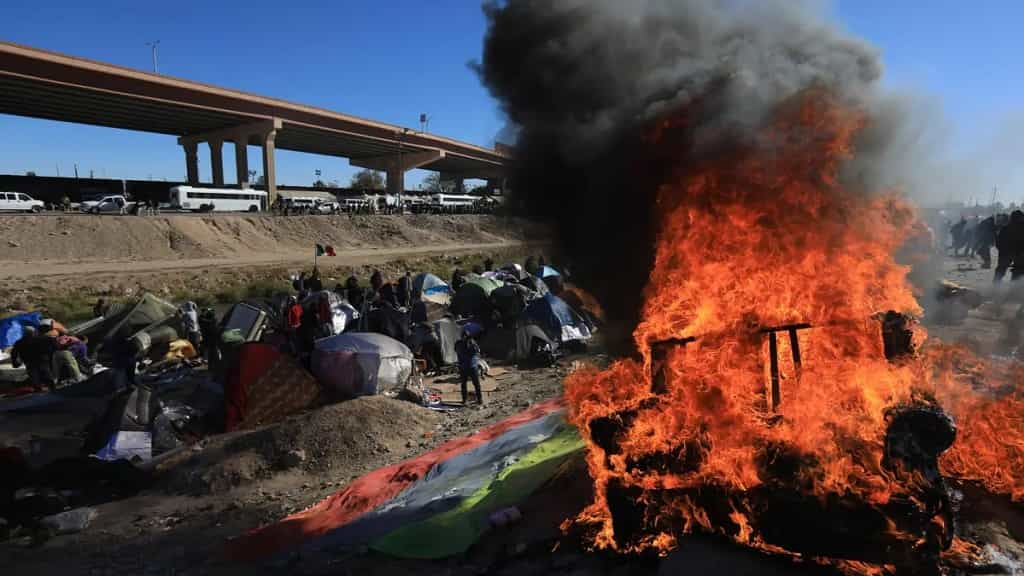 Migrantes y autoridades se enfrentan en el norte de México por desalojo