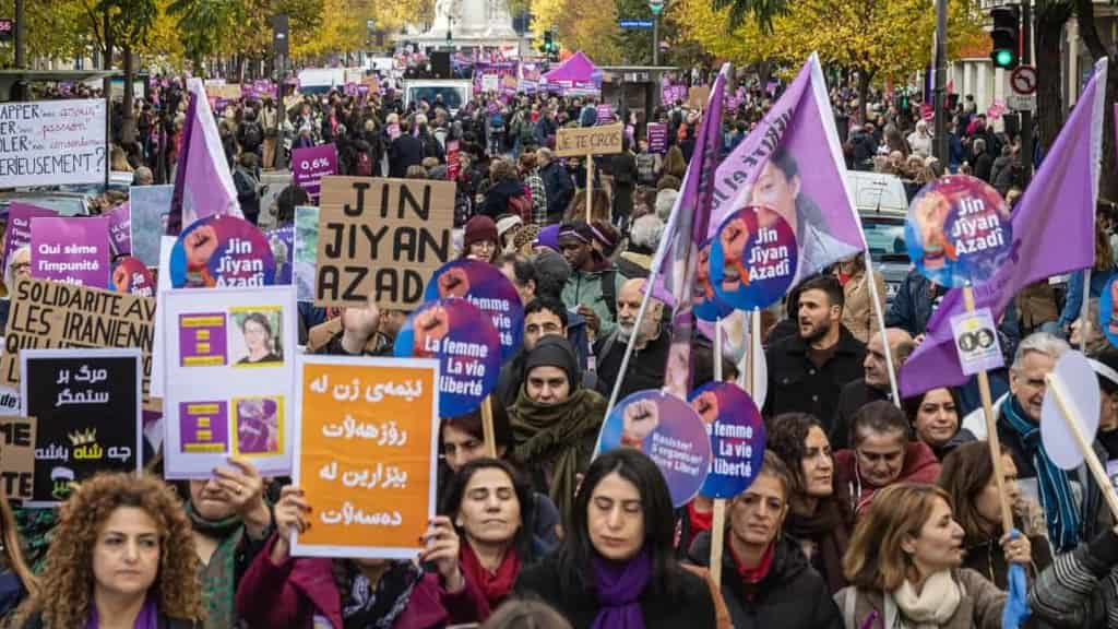 Miles de manifestantes marchan en Francia contra la violencia machista