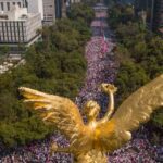 Miles de personas marchan en defensa del instituto electoral en México