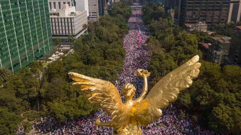 Miles de personas marchan en defensa del instituto electoral en México