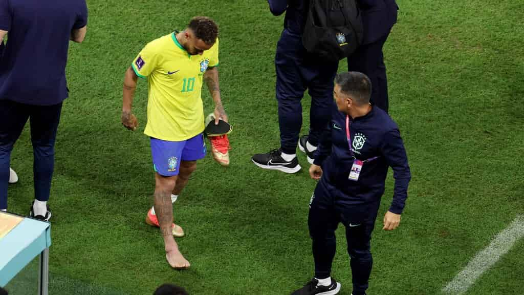 Neymar se retira tocado