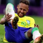 Neymar se retira tocado