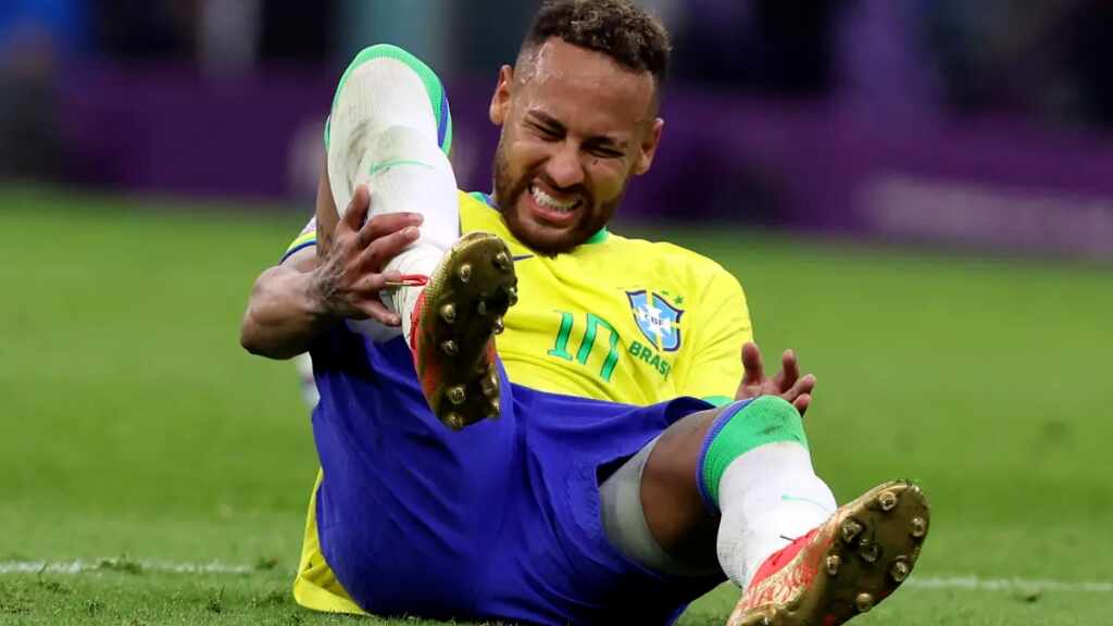 Neymar se retira tocado