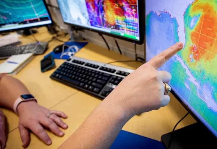 Nicole, con vientos más fuertes, se acerca a Bahamas camino de Florida