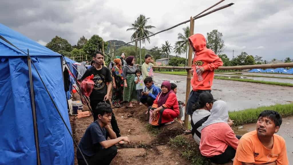 Sube a 318 el número de muertos por el seísmo del lunes en Indonesia