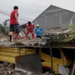 Suben a 310 los muertos por el terremoto en Indonesia