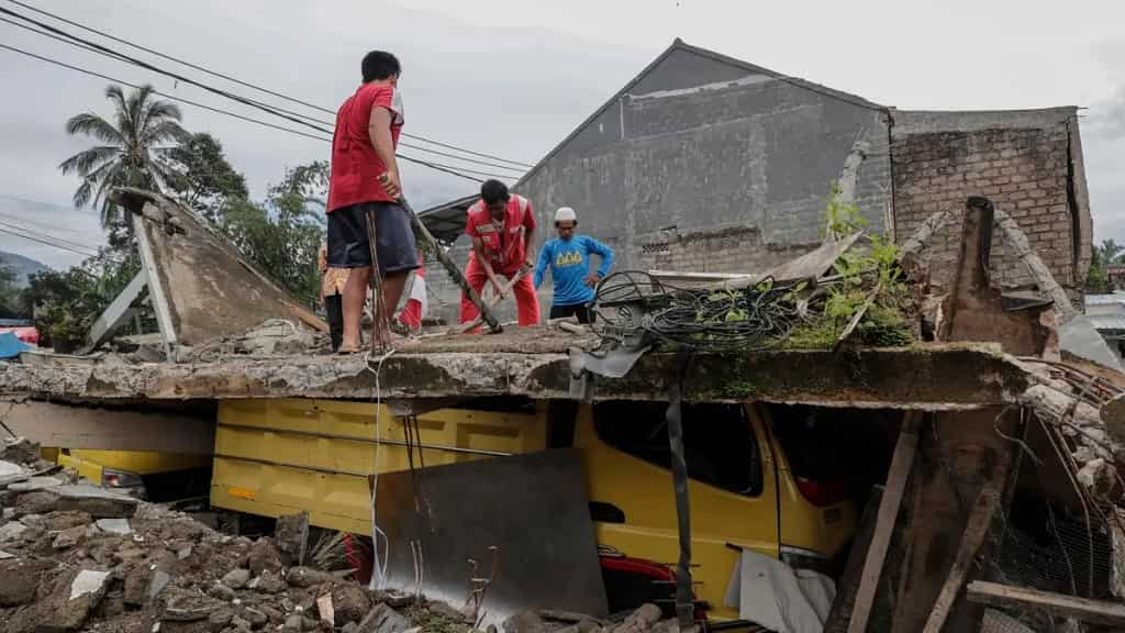 Suben a 310 los muertos por el terremoto en Indonesia