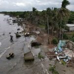 Surgen desplazados climáticos de un pueblo engullido por el mar en México