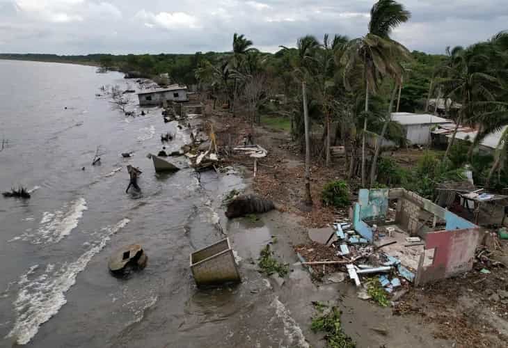 Surgen desplazados climáticos de un pueblo engullido por el mar en México