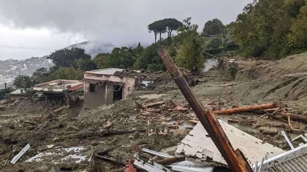 Un muerto y una decena de desaparecidos en un corrimiento de tierra en Italia