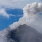 Un volcán ecuatoriano emana una columna de 1,8 kilómetros de gases y ceniza