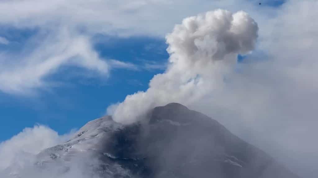 Un volcán ecuatoriano emana una columna de 1,8 kilómetros de gases y ceniza