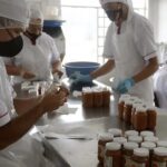 Una familia llena de sabor con sus adobos y aderezos las tiendas colombianas