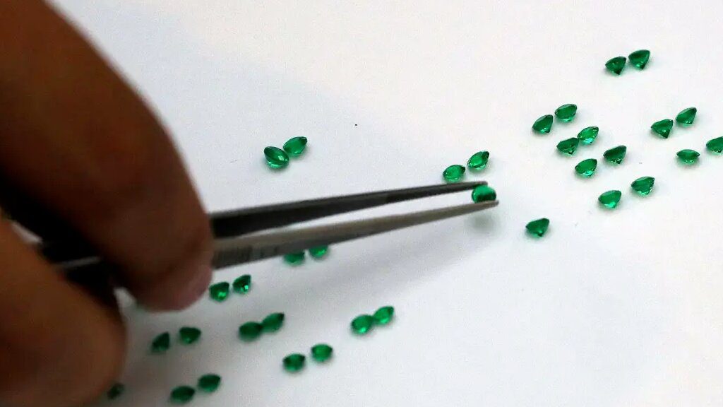 Una subasta de esmeraldas lleva el verde colombiano de Bogotá a Bangkok