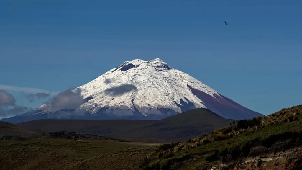 Volcán ecuatoriano Cotopaxi mantiene emanación de vapor y gases