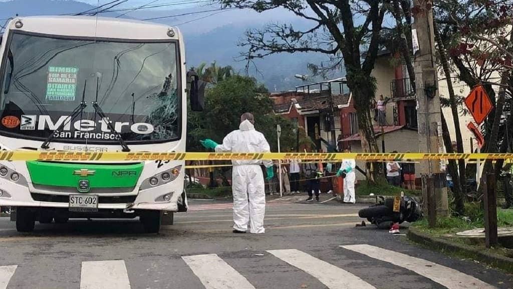 Joven chocó en su moto contra bus y murió en San Antonio de Prado