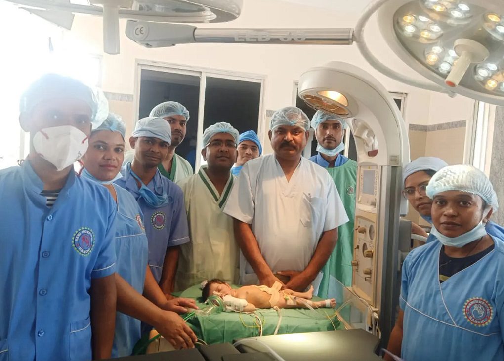 Bebé recién nacida tenía 8 embriones en su vientre, en India