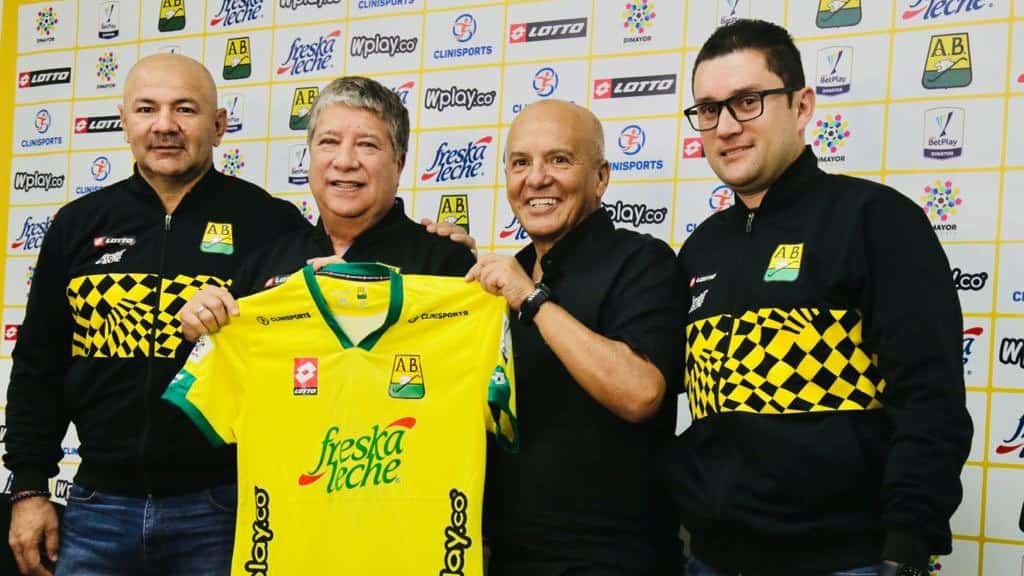 ‘El Bolillo’ Gómez renuncia en solo días a su cargo como técnico del Bucaramanga