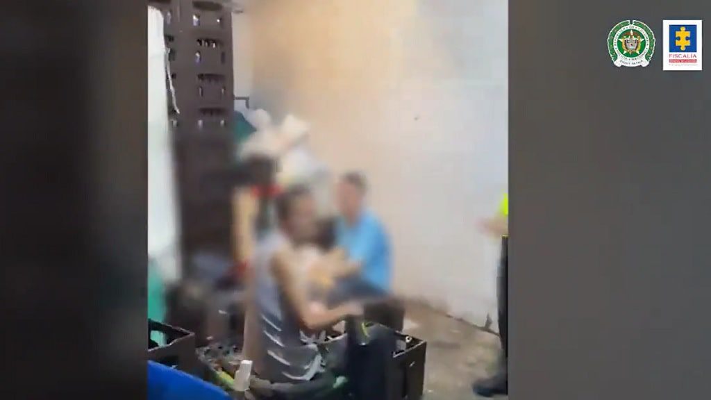 Medellín_ hombres envasando cerveza ilegal