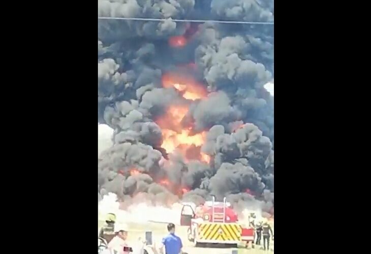 Voraz incendio en una fábrica de plásticos hace temer lo peor, en Cúcuta