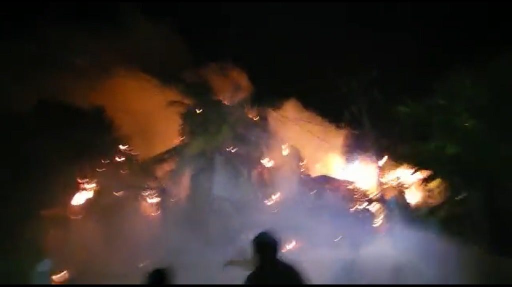 Incendio nocturno consume varias palapas y hoteles, en Holbox