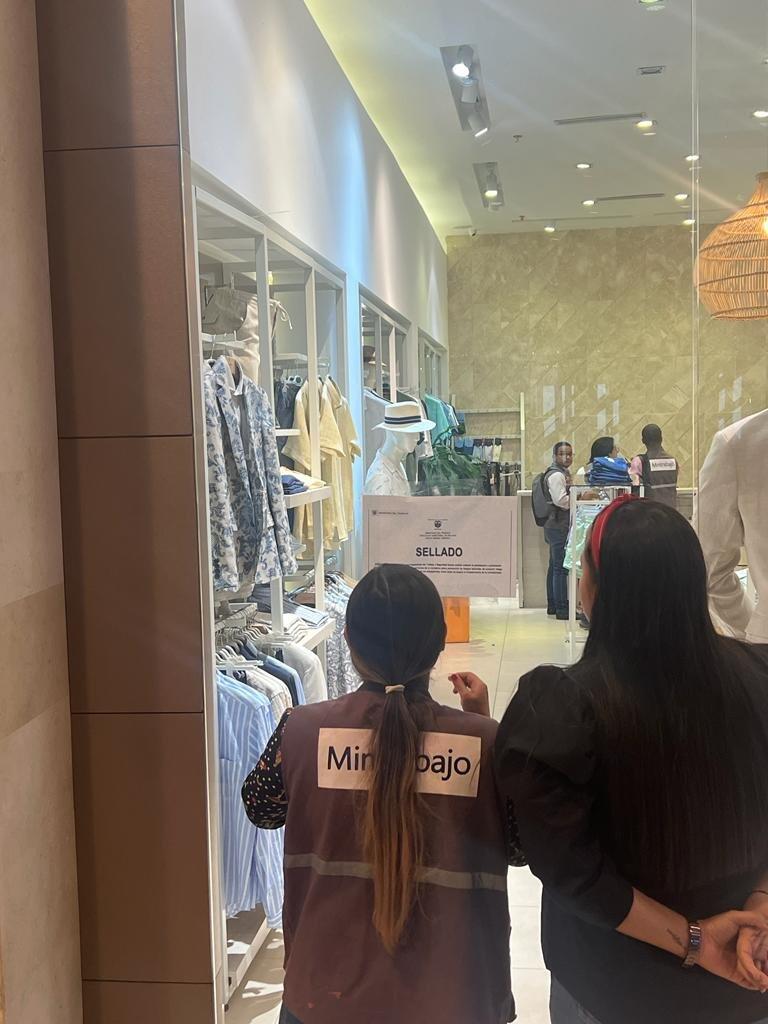 Sellan la tienda de Jon Sonen donde esposaron a mujer que hacía un reclamo laboral