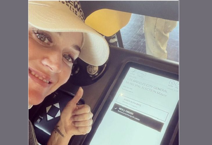 Katy Perry sorprende votando por RICK Caruso a la alcaldía de Los Angeles