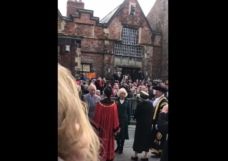 Manifestante lanza varios huevos contra el rey Carlos III, en York