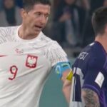 Messi deja a lewandowski con la mano extendida