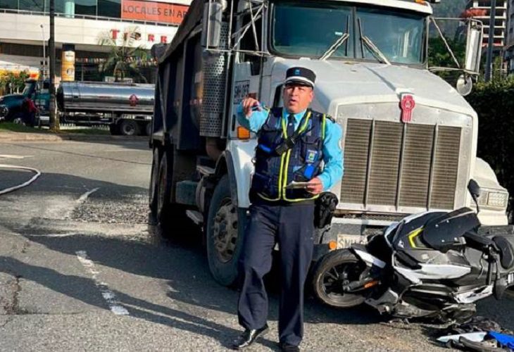 En Glorieta de Niquía, volqueta arrolló a una motociclista 
