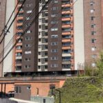 Bebé sobrevive tras caer con su padre de un quinto piso, en Sabaneta