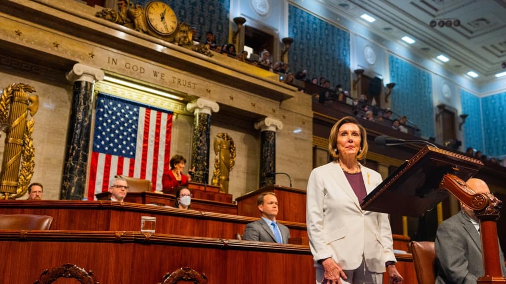 Nancy Pelosi dimite como líder del partido demócrata en la Cámara