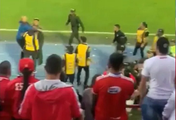 Diego Novoa: pelea de Arquero suplente del América con logístico de estadio de Rionegro