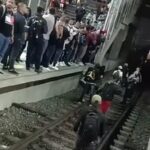 Metro de Medellín: usuarios caminando por la vía férrea el martes 8 de noviembre de 2022