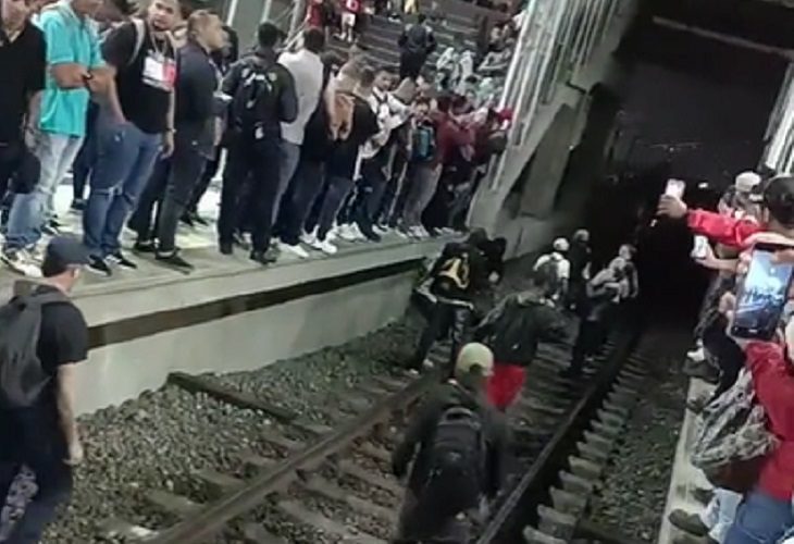 Metro de Medellín: usuarios caminando por la vía férrea el martes 8 de noviembre de 2022